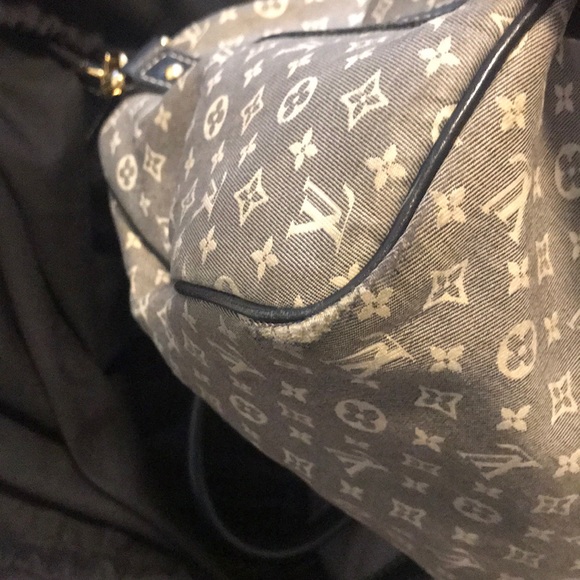 Louis Vuitton - Picture 3 of 6